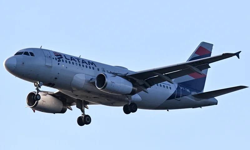 BRAZIL-TRANSPORT-AVIATION The Airbus A319-132 (PT-TML) from Chilean-Brazilian airline LATAM is seen during the approach to land at the Santos Dumont airport at Guanabara Bay in Rio de Janeiro, Brazil, on December 13, 2023. (Photo by MAURO PIMENTEL / AFP) (Photo by MAURO PIMENTEL/AFP via Getty Images)