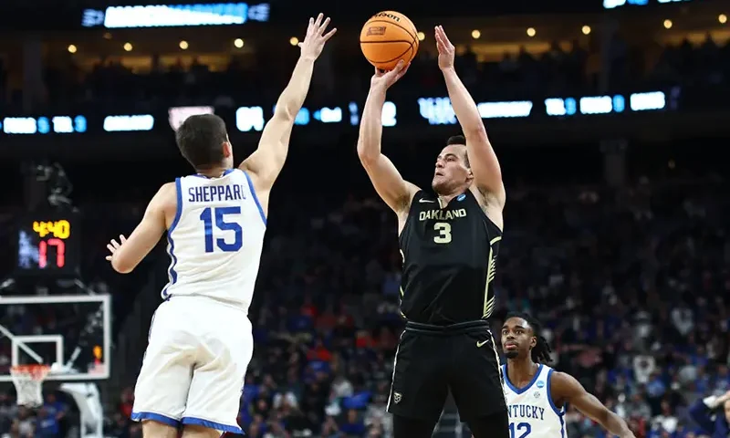 Jack Gohlke #3 of the Oakland Golden Grizzlies shoots a three pointer against Reed Sheppard #15 of the Kentucky Wildcats during the second half in the first round of the NCAA Men's Basketball Tournament at PPG PAINTS Arena on March 21, 2024 in Pittsburgh, Pennsylvania. (Photo by Tim Nwachukwu/Getty Images)