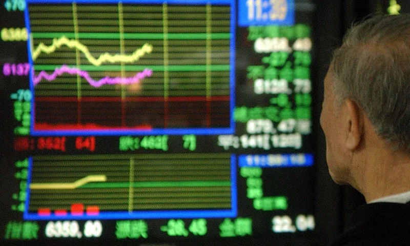 TAIPEI, TAIWAN: An investor looks at a monitor showing the stocks' curves in Taipei, 29 January 2004. Taiwan share prices closed 1.15 percent lower in line with the Wall Street's overnight weakness after a subtle change in wording in the US Federal policy statement opened door for speculation of US interest rate hikes sooner than expected, dealers said. The weighted index closed down 73.60 points at 6,312.65, after trading between 6,379.05 and 6,303.21, on turnover of 151.84 billion Taiwan dollars (4.55 billion US dollars). AFP PHOTO/Sam YEH (Photo credit should read SAM YEH/AFP via Getty Images)