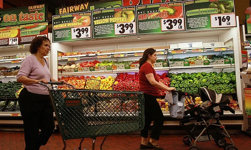 NEW YORK - AUGUST 14: People shop at a Fairway grocery store August 14, 2008 in the Brooklyn borough of New York City. A new government report has shown that U.S. inflation has risen to a 17-year-high annual rate in July, led by gains in energy, food, airline fares and apparel. Consumer prices rose by 0.8 per cent in July, which means that the cost of living in America is rising at a rate of 5.6 per cent over the year as a whole. (Photo by Spencer Platt/Getty Images)