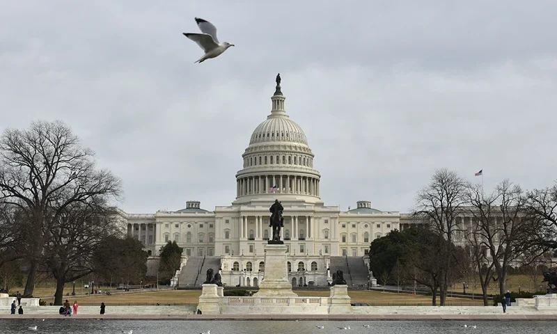 TOPSHOT-US-POLITICS-SHUTDOWN-CAPITOL TOPSHOT - The US Capitol is seen in Washington, DC on January 22, 2018 after the US Senate reached a deal to reopen the federal government, with Democrats accepting a compromise spending bill. / AFP PHOTO / MANDEL NGAN (Photo credit should read MANDEL NGAN/AFP via Getty Images)