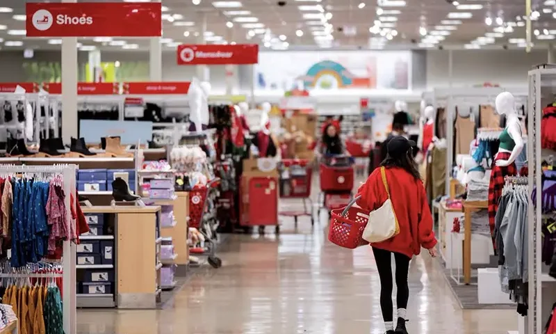 Shoppers converge in a Target store ahead of the Thanksgiving holiday and traditional Black Friday sales in Chicago, Illinois, U.S. November 21, 2023. REUTERS/Vincent Alban/File Photo