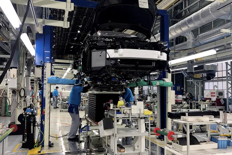 Workers install the fuel cell power system in a Toyota Mirai at a Toyota Motor Corp. factory in Toyota in Aichi Prefecture, Japan, Apriil 11, 2019. Picture taken on April 11, 2019. REUTERS/Joe White/File Photo