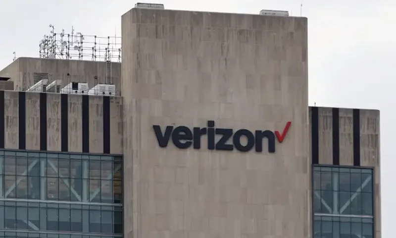 The Verizon logo is seen on the 375 Pearl Street building in Manhattan, New York City, U.S., November 22, 2021. REUTERS/Andrew Kelly/File Photo