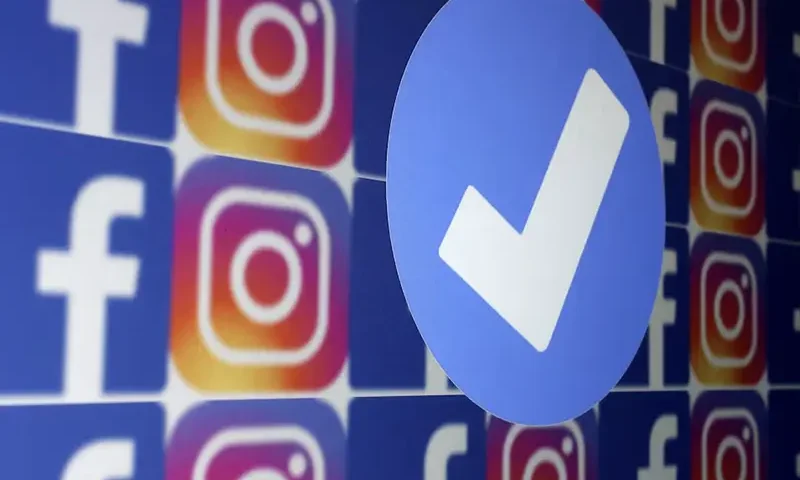 A blue verification badge and the logos of Facebook and Instagram are seen in this picture illustration taken January 19, 2023. REUTERS/Dado Ruvic/Illustration/File Photo
