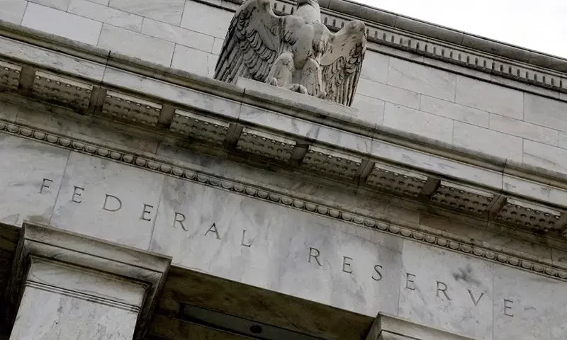 An eagle tops the U.S. Federal Reserve building's facade in Washington, July 31, 2013. REUTERS/Jonathan Ernst/File Photo