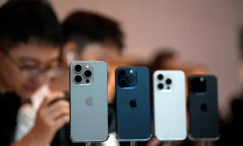 People look at the new iPhone 15 Pro as Apple's new iPhone 15 officially goes on sale across China at an Apple store in Shanghai, China September 22, 2023. REUTERS/Aly Song/File Photo