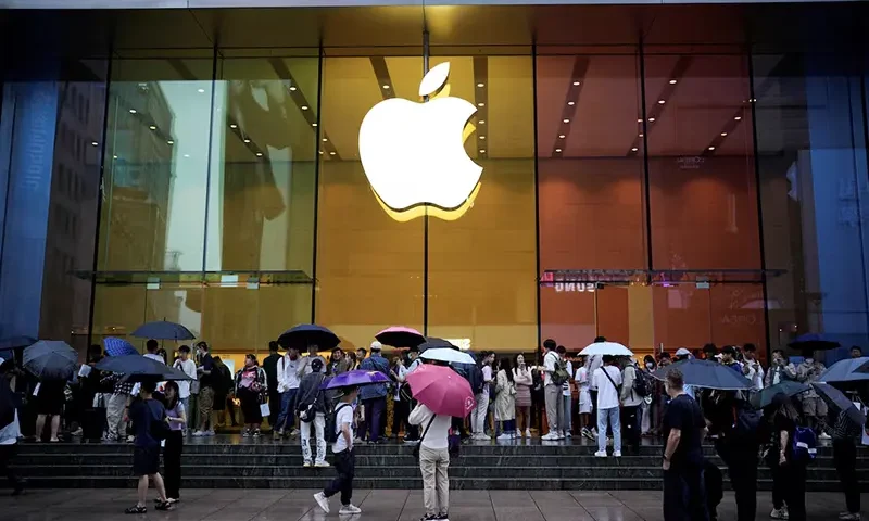 People stand outside an Apple Store as Apple's new iPhone 15 officially goes on sale across China, in Shanghai, China September 22, 2023. REUTERS/Aly Song
