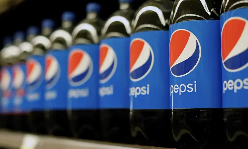 Bottles of Pepsi are pictured at a grocery store in Pasadena, California, U.S., July 11, 2017. REUTERS/Mario Anzuoni/File Photo