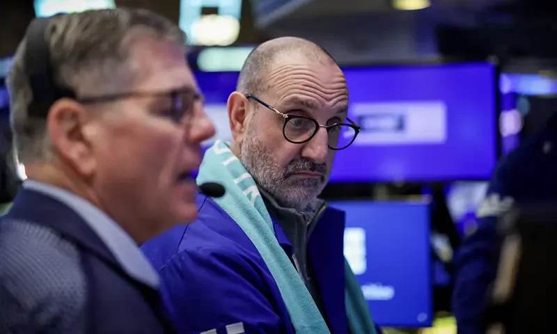 Traders work on the floor at the New York Stock Exchange (NYSE) in New York City, U.S., April 25, 2024. REUTERS/Brendan McDermid/File Photo