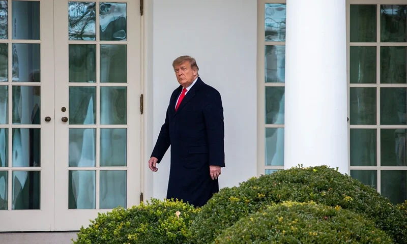 WASHINGTON, DC - DECEMBER 31: U.S. President Donald Trump walks to the Oval Office while arriving back at the White House on December 31, 2020 in Washington, DC. President Trump and the First Lady returned to Washington, DC early and will not be in attendance at the annual New Years Eve party at his Mar-a-Lago home in Palm Beach. (Photo by Tasos Katopodis/Getty Images)