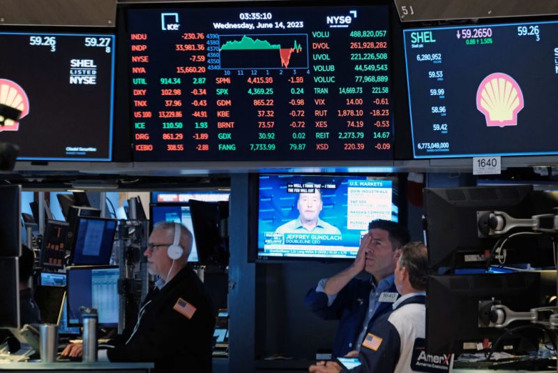 NEW YORK, NEW YORK - JUNE 14: Traders work on the floor of the New York Stock Exchange (NYSE) on June 14, 2023 in New York City. Markets fell over 200 points following news that the Federal Reserve announced Wednesday that it was keeping its interest rate at around 5% - the first time it has not raised the rate in over a year. (Photo by Spencer Platt/Getty Images)