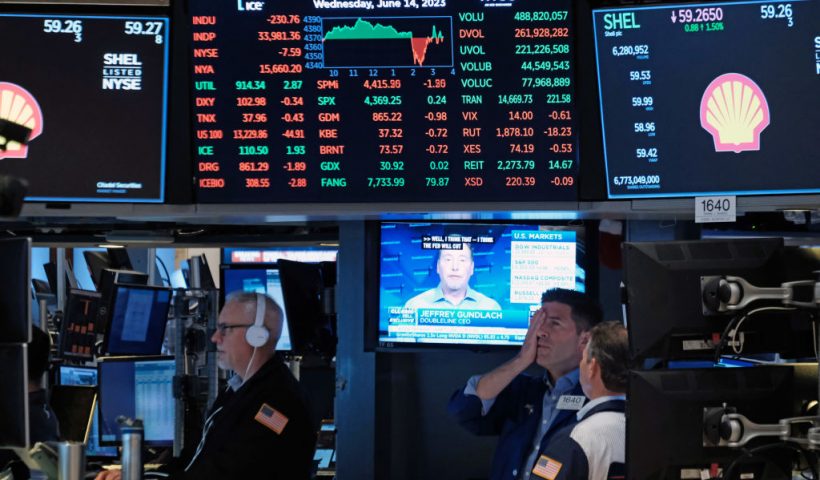 NEW YORK, NEW YORK - JUNE 14: Traders work on the floor of the New York Stock Exchange (NYSE) on June 14, 2023 in New York City. Markets fell over 200 points following news that the Federal Reserve announced Wednesday that it was keeping its interest rate at around 5% - the first time it has not raised the rate in over a year. (Photo by Spencer Platt/Getty Images)