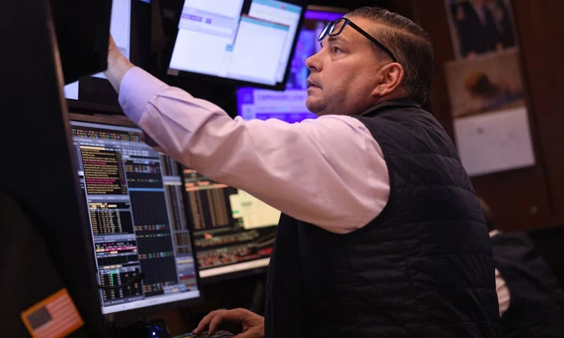 NEW YORK, NEW YORK - APRIL 09: Traders work on the floor of the New York Stock Exchange during afternoon trading on April 09, 2024 in New York City. The stock market closed with mixed results as Wall Street awaits the release of the latest inflation data. (Photo by Michael M. Santiago/Getty Images)