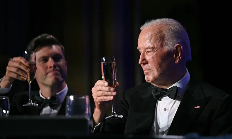 US-POLITICS-MEDIA-WHCA-BIDEN US President Joe Biden toasts with US comedian Colin Jost during the White House Correspondents' Association (WHCA) dinner at the Washington Hilton, in Washington, DC, on April 27, 2024. (Photo by Brendan SMIALOWSKI / AFP) (Photo by BRENDAN SMIALOWSKI/AFP via Getty Images)