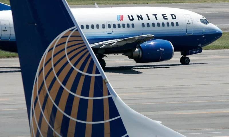 Merger Speculation Rampant Within U.S. Airline Industry WASHINGTON - AUGUST 16: A United Airlines aircraft passes by a Continental Airlines aircraft as it taxis to takeoff from the runway of Ronald Reagan National Airport August 16, 2006 in Washington, DC. (Photo by Alex Wong/Getty Images)