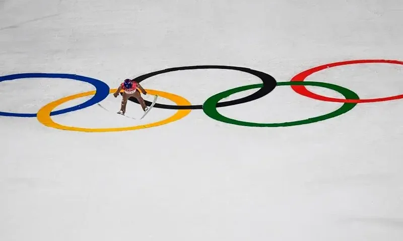 TOPSHOT - Poland's Kamil Stoch soar inhis final jump to win the men's large hill individual ski jumping event during the Pyeongchang 2018 Winter Olympic Games on February 17, 2018, in Pyeongchang. / AFP PHOTO / Jonathan NACKSTRAND (Photo credit should read JONATHAN NACKSTRAND/AFP via Getty Images)