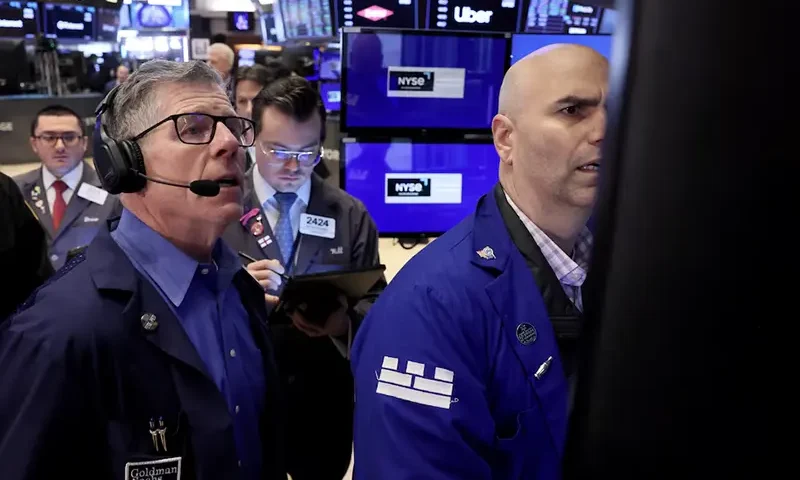 Traders work on the floor at the New York Stock Exchange (NYSE) in New York City, U.S., May 15, 2024. REUTERS/Brendan McDermid/File Photo