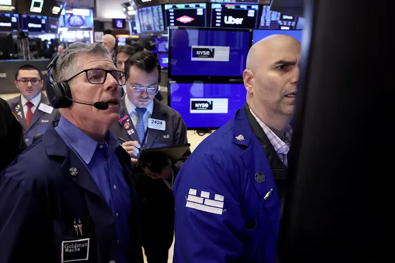 Traders work on the floor at the New York Stock Exchange (NYSE) in New York City, U.S., May 15, 2024. REUTERS/Brendan McDermid/File Photo