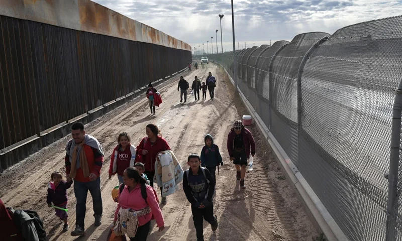 EL PASO, TEXAS - FEBRUARY 01: Central American immigrants walk between a newly built Bollard-style border fence, left, and the older "legacy" fence after crossing the Rio Grande from Mexico on February 01, 2019 in El Paso, Texas. The migrants later turned themselves in to U.S. Border Patrol agents, seeking political asylum in the United States. (Photo by John Moore/Getty Images)