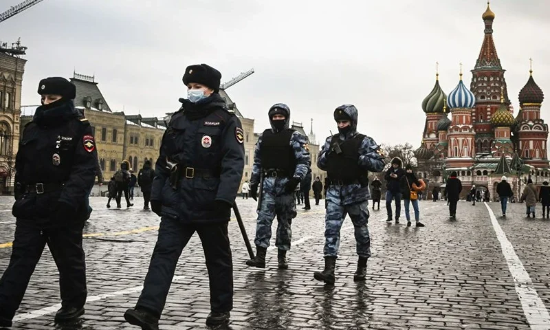 TOPSHOT - Police officers and the Russian National Guard (Rosgvardia) servicemen patrol on Red Square in central Moscow on January 25, 2021. The Kremlin on Sunday accused the United States of interfering in Russia's domestic affairs and downplayed the scale of the weekend's protests, when tens of thousands rallied in support of jailed opposition politician Alexei Navalny. More than 3,500 demonstrators were detained in protests across the country on Saturday, with several injured in clashes with police in Moscow, following Navalny's call to rally against President Vladimir Putin's 20-year rule. (Photo by Alexander NEMENOV / AFP) (Photo by ALEXANDER NEMENOV/AFP via Getty Images)