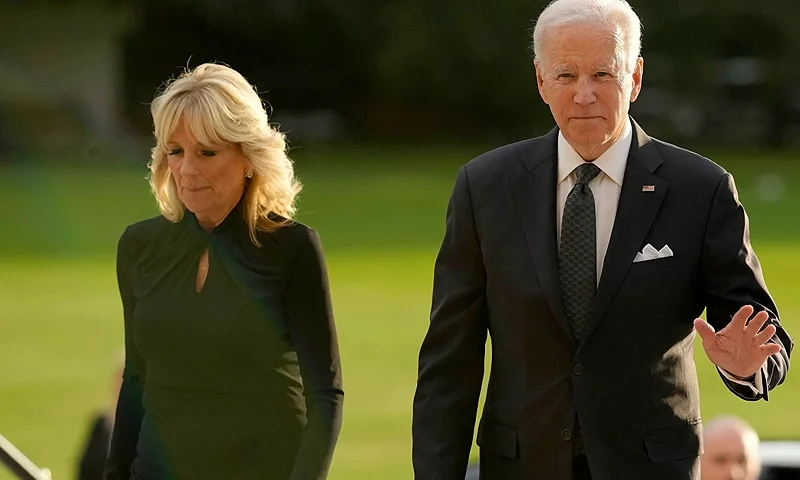 US President Joe Biden (R) and First Lady Jill Biden (L) arrives at Buckingham Palace in London on September 18, 2022, following the death of Queen Elizabeth II on September 8. - Britain was gearing up Sunday for the momentous state funeral of Queen Elizabeth II as King Charles III prepared to host world leaders and as mourners queued for the final 24 hours left to view her coffin, lying in state in Westminster Hall at the Palace of Westminster. (Photo by Markus Schreiber / POOL / AFP) (Photo by MARKUS SCHREIBER/POOL/AFP via Getty Images)