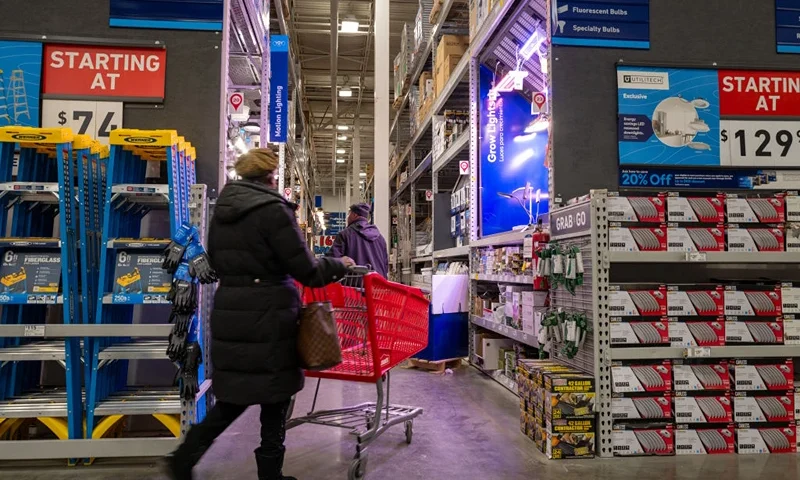 NEW YORK CITY - JANUARY 25: People shop at a home improvement store in Brooklyn on January 25, 2024 in New York City. Economic data from the Commerce Department released today showed that U.S. economy expanded 3.1 percent in 2023, shaking off inflation fears and making the U.S. the fastest growing advanced economy in the world in 2023. (Photo by Spencer Platt/Getty Images)