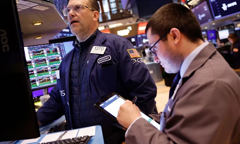 NEW YORK, NEW YORK - APRIL 29: Traders work on the floor of the New York Stock Exchange during morning trading on April 29, 2024 in New York City. Stocks opened high Monday morning amid a Federal Reserve rate decision and the monthly jobs report later this week. (Photo by Michael M. Santiago/Getty Images)