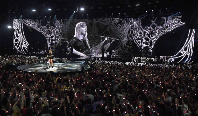 HOUSTON, TX - FEBRUARY 04: Musician Taylor Swift performs onstage during the 2017 DIRECTV NOW Super Saturday Night Concert at Club Nomadic on February 4, 2017 in Houston, Texas. (Photo by Larry Busacca/Getty Images for DIRECTV)