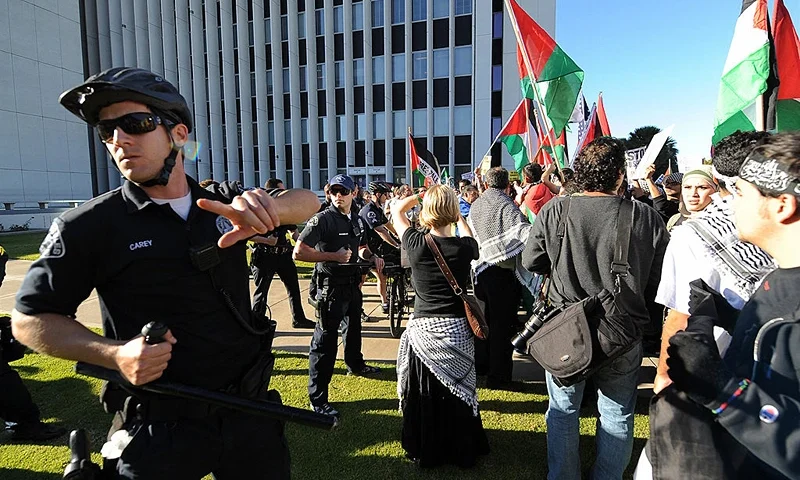 (CORRECTION-YEAR) Police block anti-Israeli protesters during a demonstration in front of the Federal Building in Los Angeles, California, on January 10, 2009. Thousands of protesters took to the streets in the country on January 10, as Israel vowed to escalate its war in Gaza that has left some 825 Palestinians dead so far, as troops battled fighters from the Islamist movement Hamas into a third week defying a United Nations truce call. AFP PHOTO/Jewel SAMAD (Photo credit should read JEWEL SAMAD/AFP via Getty Images)