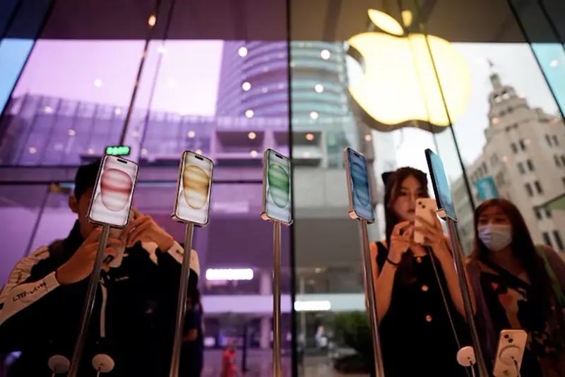 People look at the new iPhone 15 as Apple's new iPhone 15 officially goes on sale across China, at an Apple store in Shanghai, China September 22, 2023. REUTERS/Aly Song/File Photo