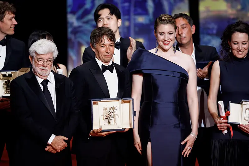 Director Sean Baker, Palme d'Or award winner for the film "Anora", poses for a family photo next to George Lucas, Greta Gerwig, Jury President of the 77th Cannes Film Festival and other winners at the end of the closing ceremony of the 77th Cannes Film Festival in Cannes, France, May 25, 2024. REUTERS/Stephane Mahe