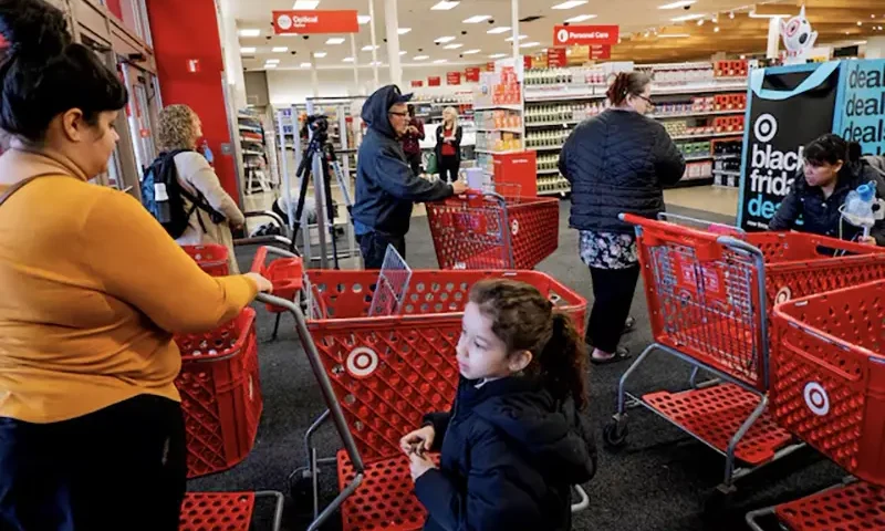 Shoppers converge in a Target store in Chicago, Illinois, U.S. November 21, 2023. REUTERS/Vincent Alban/File Photo