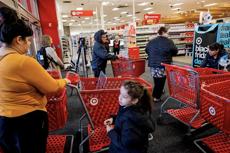 Shoppers converge in a Target store in Chicago, Illinois, U.S. November 21, 2023. REUTERS/Vincent Alban/File Photo