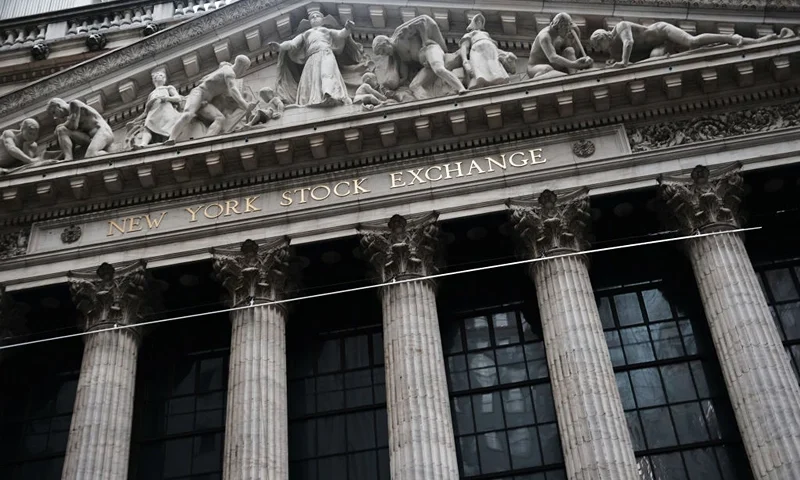 NEW YORK, NEW YORK - JANUARY 03: The New York Stock Exchange (NYSE) stands in lower Manhattan on January 03, 2019 in New York City. As a decline in Apple product sales in China continues to depress global markets, the Dow Jones Industrial Average fell over 200 points in morning trading. (Photo by Spencer Platt/Getty Images)
