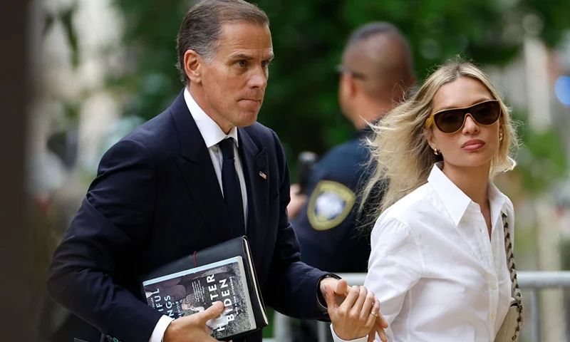 WILMINGTON, DELAWARE - JUNE 06: Hunter Biden, son of U.S. President Joe Biden, and his wife Melissa Cohen Biden, arrive to the J. Caleb Boggs Federal Building on June 06, 2024 in Wilmington, Delaware. The trial for Hunter Biden's felony gun charges continues today with additional witnesses. (Photo by Kevin Dietsch/Getty Images)