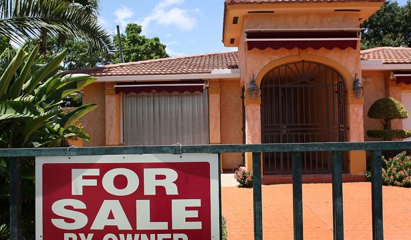 MIAMI - AUGUST 10: A For Sale sign is displayed in front of a home August 10, 2007 in Miami, Florida. (Photo by Joe Raedle/Getty Images)