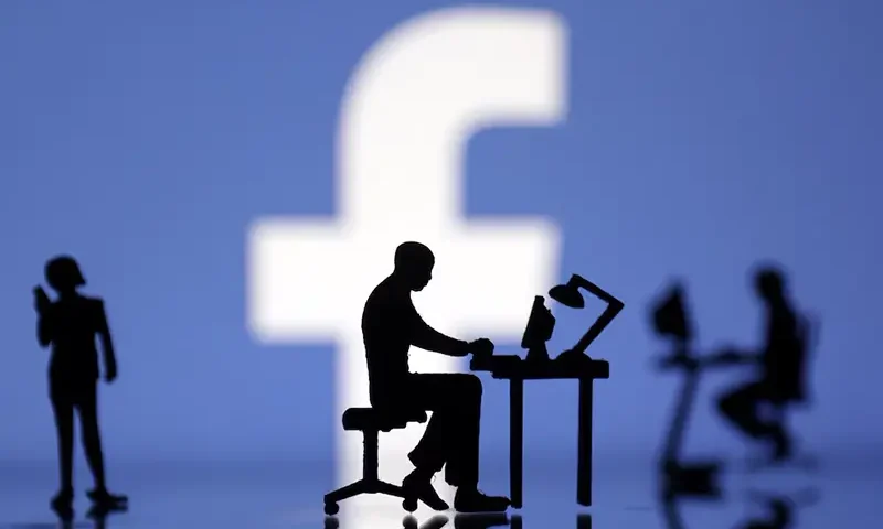 Figurines with computers and smartphones are seen in front of Facebook logo in this illustration, July 24, 2022. REUTERS/Dado Ruvic/Illustration