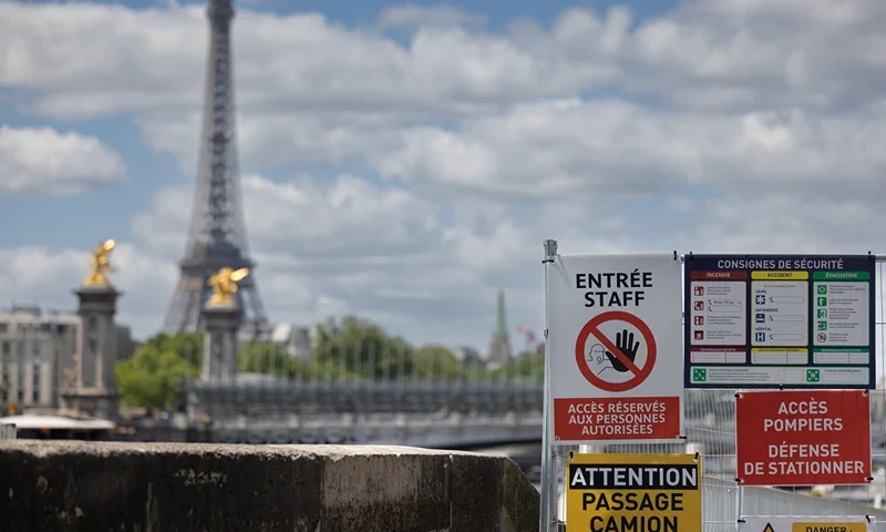 FRANCE-OLY-PARIS-2024 A traffic signs prohibits access to the banks of the Seine during preparation works for the Paris 2024 Olympic Games in Paris on July 4, 2024. (Photo by JOEL SAGET / AFP) (Photo by JOEL SAGET/AFP via Getty Images)