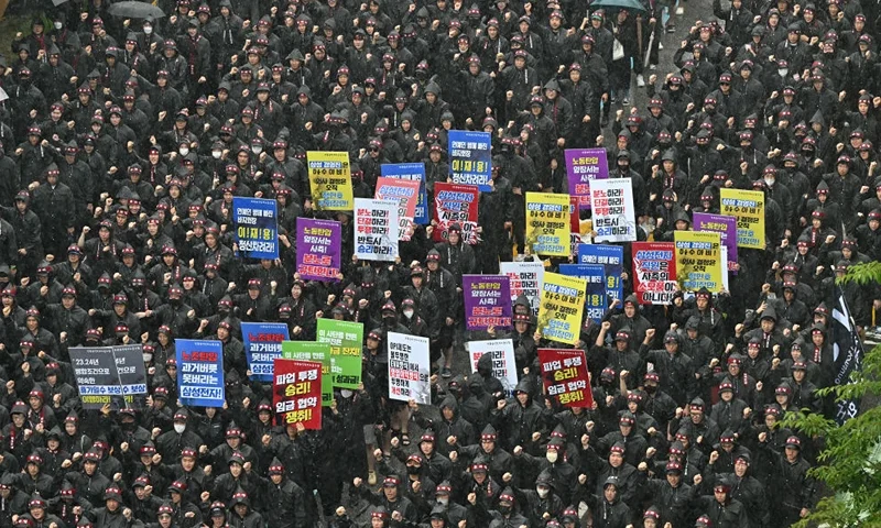 TOPSHOT - Members of the National Samsung Electronics Union stage a rally as they begin a three-day general strike outside the company's foundry and semiconductor factory in Hwaseong on July 8, 2024. Workers at South Korean tech giant Samsung began a three-day general strike over pay and benefits on July 8, the head of a union representing tens of thousands of employees told AFP, warning the action could impact key memory chip production. (Photo by Jung Yeon-je / AFP) (Photo by JUNG YEON-JE/AFP via Getty Images)