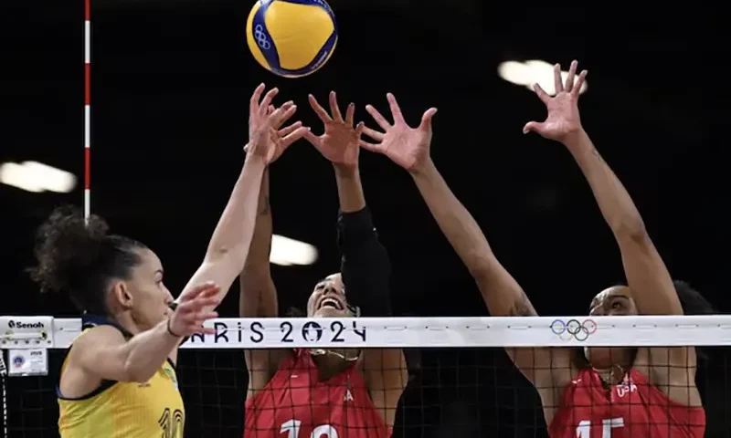Paris 2024 Olympics - Volleyball - Women's Semifinals - Brazil vs United States - South Paris Arena 1, Paris, France - August 08, 2024. Gabriela Braga Guimaraes of Brazil, Jordan Thompson of United States and Haleigh Washington of United States in action. REUTERS/Annegret Hilse