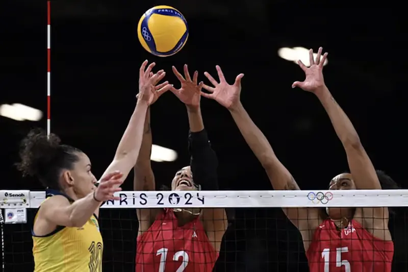 Paris 2024 Olympics - Volleyball - Women's Semifinals - Brazil vs United States - South Paris Arena 1, Paris, France - August 08, 2024. Gabriela Braga Guimaraes of Brazil, Jordan Thompson of United States and Haleigh Washington of United States in action. REUTERS/Annegret Hilse