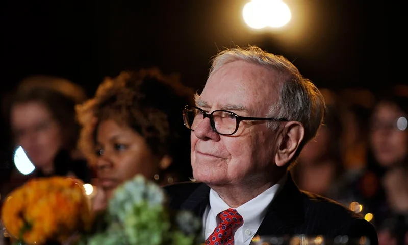 WASHINGTON - OCTOBER 05: (AFP-OUT) Warren Buffett, Chairman & CEO of Berkshire Hathaway, listens to U.S. President Barack Obama address the 2010 Fortune Most Powerful Women Summit, on October 5, 2010 in Washington, D.C. Obama honored accomplished women from around the world. (Photo by Leslie E. Kossoff-Pool/Getty Images)