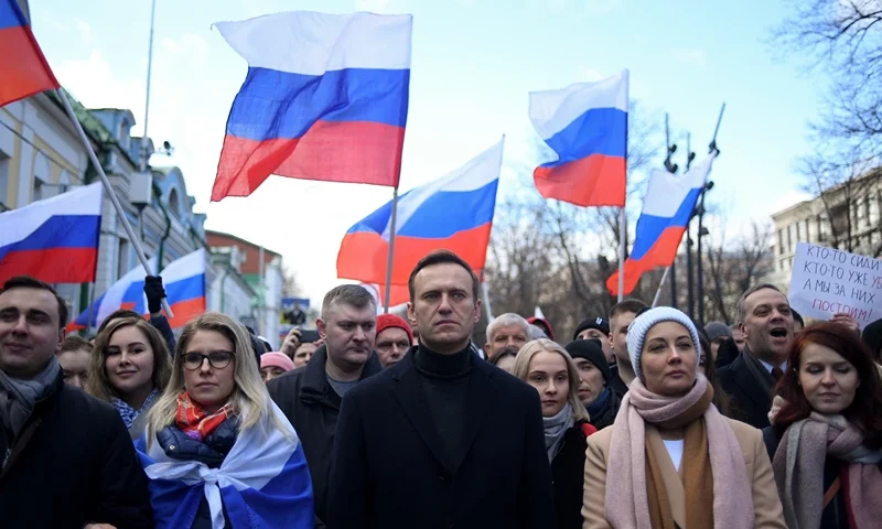 TOPSHOT - Russian opposition leader Alexei Navalny, his wife Yulia, opposition politician Lyubov Sobol and other demonstrators march in memory of murdered Kremlin critic Boris Nemtsov in downtown Moscow on February 29, 2020. (Photo by Kirill KUDRYAVTSEV / AFP) (Photo by KIRILL KUDRYAVTSEV/AFP via Getty Images)