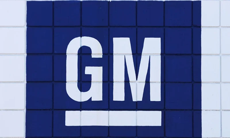 BURBANK, CALIFORNIA - AUGUST 04: The General Motors logo is displayed at a Chevrolet dealership on August 4, 2021 in Burbank, California. In spite of a computer chip shortage, General Motors (GM) posted a $2.8 billion net profit in the second quarter. (Photo by Mario Tama/Getty Images)