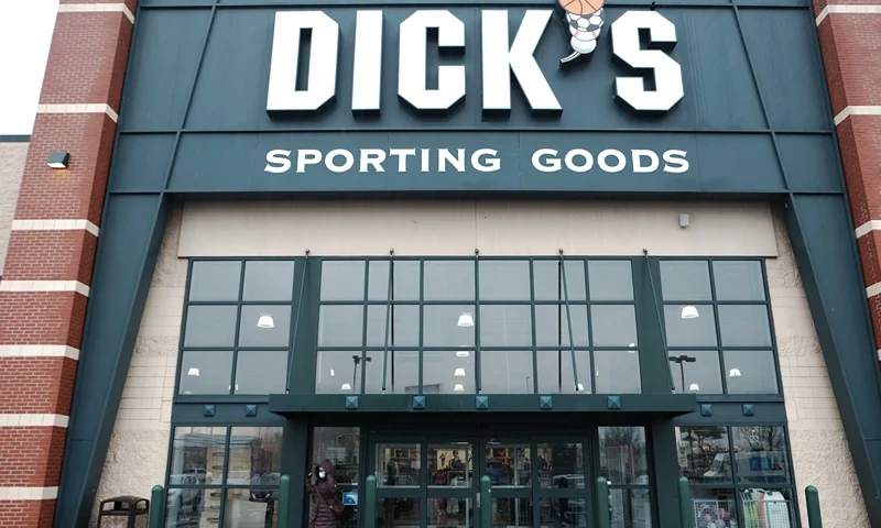 A Dick’s Sporting Goods store stands in Staten Island on March 09, 2022 in New York City. The US-based sporting goods retailer reported that net sales for the fiscal year 2021 grew by 28.3% to $12.29bn compared to the previous year. Dick’s shares closed on Tuesday up 2.1%, which brings the company’s market capitalization to over $9 billion. (Photo by Spencer Platt/Getty Images)