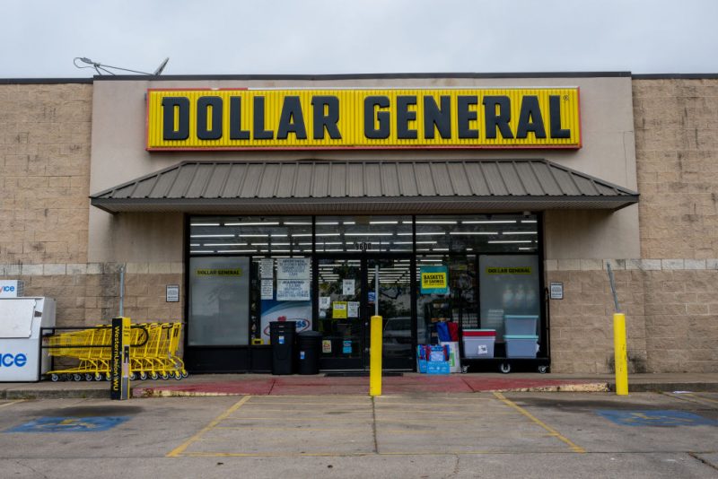 Dollar General Shares Plummet 25%, Company Blames Economy For ‘Financially Constrained’ Customers