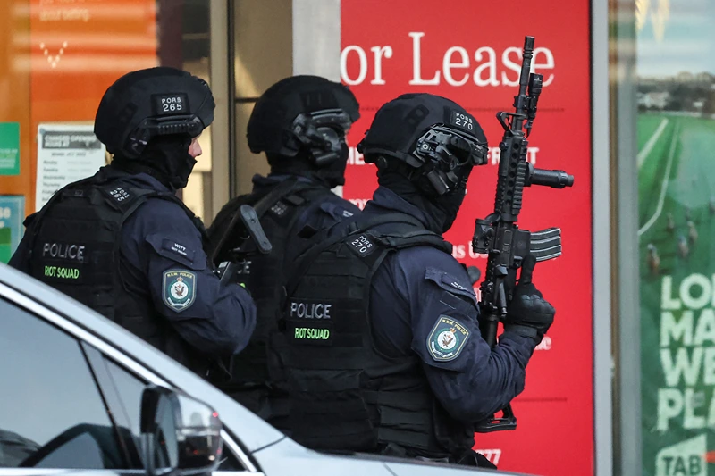 Police enter the Westfield Bondi Junction shopping mall after a stabbing incident in Sydney on April 13, 2024. Australian police on April 13 said they had received reports that "multiple people" were stabbed at a busy shopping centre in Sydney. (Photo by David GRAY / AFP) (Photo by DAVID GRAY/AFP via Getty Images)