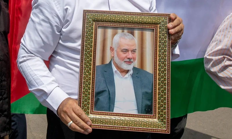 TEHRAN, IRAN - JULY 31: Members of Tehran University Council attend a protest to condemn the killing of Hamas leader Ismail Haniyeh, as they carry Iranian and Palestinian flags at Tehran University, July 31, 2024 in Tehran, Iran. Hamas political leader, Ismail Haniyeh, was killed in an airstrike in Tehran after attending the inauguration of Iran's new president. Israel has yet to claim responsibility for his death. (Photo by Majid Saeedi/Getty Images)
