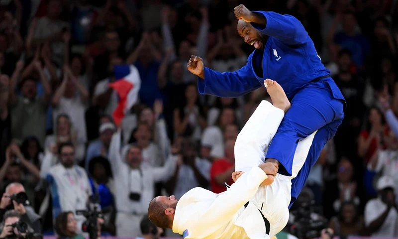 Judo - Olympic Games Paris 2024: Day 7 PARIS, FRANCE - AUGUST 02: Teddy Riner of Team France Guram and Tushishvili of Team Georgia react during the Men’s +100kg Quarterfinal match between Guram Tushishvili of Team Georgia and Teddy Riner of Team France on day seven of the Olympic Games Paris 2024 at Champs-de-Mars Arena on August 02, 2024 in Paris, France. (Photo by David Ramos/Getty Images)